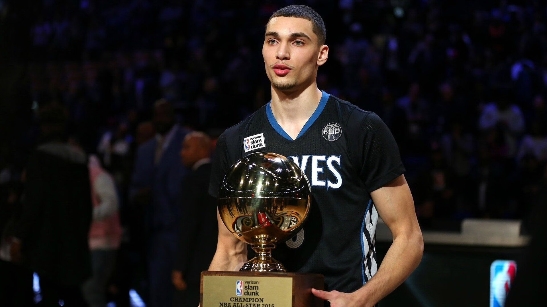 哈腾17中14轰33+19仍无缘今日最佳?因为你遇到了创纪录的字母哥,哈滕女友