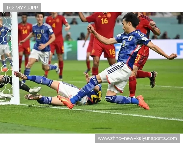 日本逆转晋级：三笘薰补时制胜弧线球入网